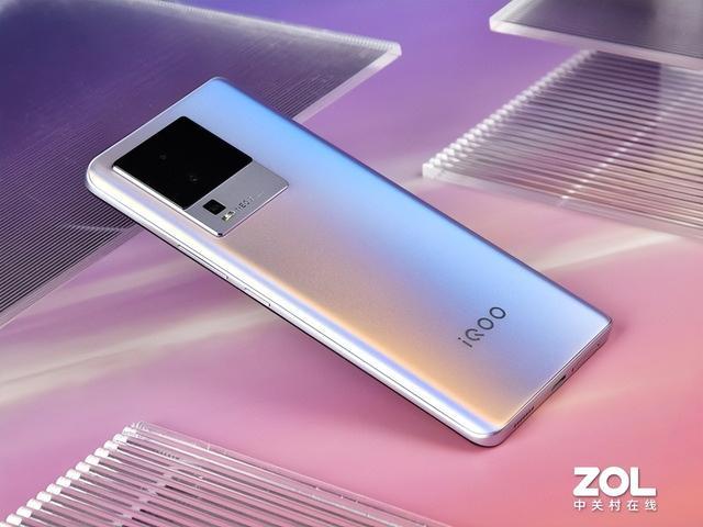 作为面向年轻人的产品,iqoo neo系列一直都在设计上下了不少功夫,实际