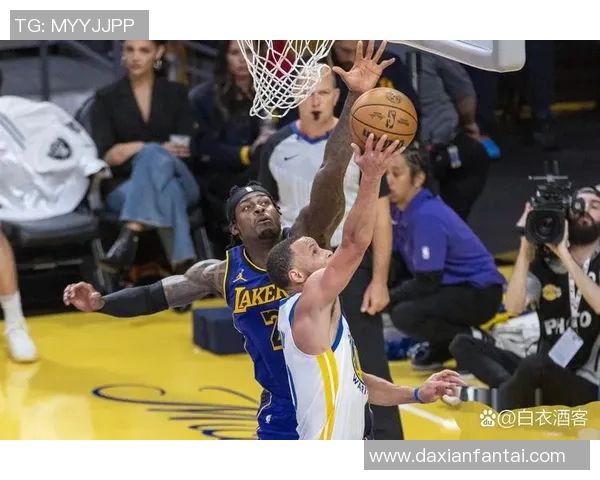 09年季后赛经典对决爵士队与湖人队精彩回顾与分析